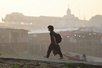 Homem anda em meio à fumaça em Manaus (AM)       -  (crédito:  AFP)