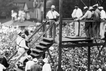 Homens, mulheres e crianças assistiram ao enforcamento, que marcou a última execução pública de grande repercussão nos EUA -  (crédito: FPG/Staff/Getty)