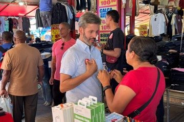 Leandro Grass conversou com a popula&ccedil;&atilde;o da na Feira dos Goianos, em Taguatinga -  (crédito: Eduardo Fernandes/ CB/ DA PRESS)