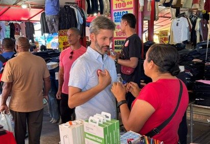 Leandro Grass conversou com a população da na Feira dos Goianos, em Taguatinga -  (crédito: Eduardo Fernandes/ CB/ DA PRESS) -Leandro Grass conversou com a população da na Feira dos Goianos, em Taguatinga -  (crédito: Eduardo Fernandes/ CB/ DA PRESS)