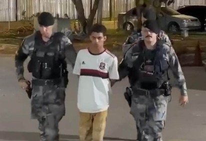 o Autor dos disparos foi encontrado escondido dentro de uma sacada da casa do vizinho  -  (crédito: Reprodução/Vídeo) -o Autor dos disparos foi encontrado escondido dentro de uma sacada da casa do vizinho  -  (crédito: Reprodução/Vídeo)