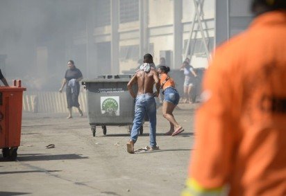 Os catadores da cooperativa se mobilizaram para retirar os materiais recicláveis e evitar que o fogo causasse mais prejuízo -  (crédito: Matheus Oliveira)