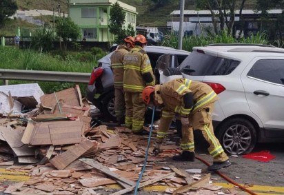 De acordo com a Polícia Rodoviária Federal (PRF), quatro carros se envolveram no acidente após o tombamento do caminhão -  (crédito: CBMERJ/Divulgação) -De acordo com a Polícia Rodoviária Federal (PRF), quatro carros se envolveram no acidente após o tombamento do caminhão -  (crédito: CBMERJ/Divulgação)