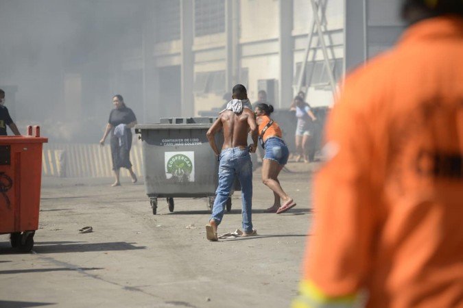 Os catadores da cooperativa se mobilizaram para retirar os materiais recicláveis e evitar que o fogo causasse mais prejuízo - (crédito: Matheus Oliveira) Os catadores da cooperativa se mobilizaram para retirar os materiais recicláveis e evitar que o fogo causasse mais prejuízo - (crédito: Matheus Oliveira)