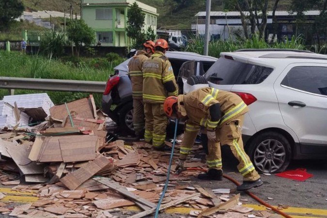 De acordo com a Polícia Rodoviária Federal (PRF), quatro carros se envolveram no acidente após o tombamento do caminhão - (crédito: CBMERJ/Divulgação) De acordo com a Polícia Rodoviária Federal (PRF), quatro carros se envolveram no acidente após o tombamento do caminhão - (crédito: CBMERJ/Divulgação)