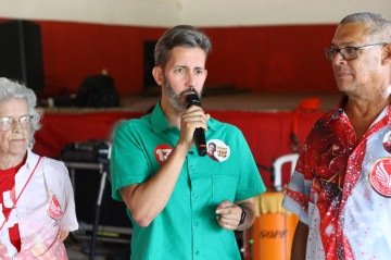 Leandro Grass visita escola de samba do DF e defende volta dos desfiles - (crédito: Vinicius Loures) Leandro Grass visita escola de samba do DF e defende volta dos desfiles - (crédito: Vinicius Loures)