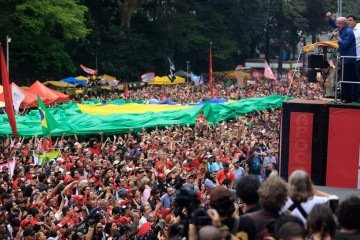 Candidato a reeleição, Lula participa de ato na Avenida Paulista -  (crédito: Miguel SCHINCARIOL/AFP )