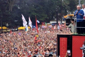  Brazils President and presidential candidate Luiz Inacio Lula da Silva of the Workers Party (PT) speaks during a campaign rally in Sao Paulo, Brazil, on October 11, 2026, ahead of the presidential runoff election. (Photo by Miguel SCHINCARIOL / AFP)        -  (crédito:  AFP)