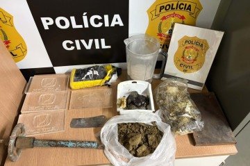 No local foram encontrados 1 kg de maconha e aproximadamente 300g de haxixe, além da cocaína em pó -  (crédito: PCDF/Divulgação)