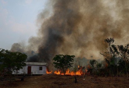  A forest fire approaches homes in the rural area of Autazes, in the state of Amazonas, northern Brazil, on October 9, 2026. (Photo by MICHAEL DANTAS / AFP)
       -  (crédito:  AFP)