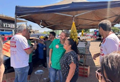 Grass conversou com feirantes no Gama e relatou ter ouvido queixas recorrentes da população -  (crédito: Eduardo Fernandes/ CB/ DA PRESS) -Grass conversou com feirantes no Gama e relatou ter ouvido queixas recorrentes da população -  (crédito: Eduardo Fernandes/ CB/ DA PRESS)