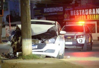 Colis&atilde;o de carro contra poste deixa quatro pessoas feridas -  (crédito: Matheus Oliveira) -Colis&atilde;o de carro contra poste deixa quatro pessoas feridas -  (crédito: Matheus Oliveira)