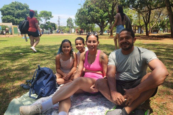 Simone Viana e o marido Ernandes aproveitaram o domingo para levar os filhos Valentina e Teo, para um passeio no Parque da Cidade