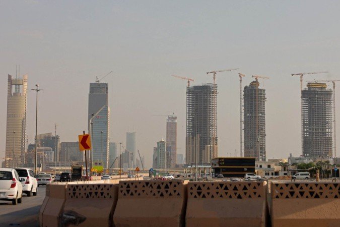 Cidade de Riade, na Arábia Saudita: aparente normalidade mesmo com ataques - (crédito: Fayez Nureldine / AFP) Cidade de Riade, na Arábia Saudita: aparente normalidade mesmo com ataques - (crédito: Fayez Nureldine / AFP)