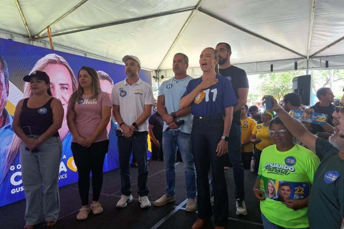 Celina Leão canta Hino Nacional com lideranças em Santa Maria