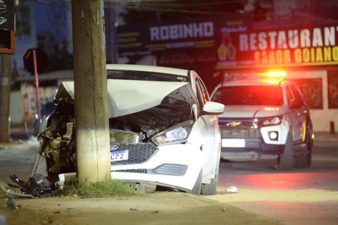Colisão de carro contra poste deixa quatro pessoas feridas - (crédito: Matheus Oliveira) Colisão de carro contra poste deixa quatro pessoas feridas - (crédito: Matheus Oliveira)