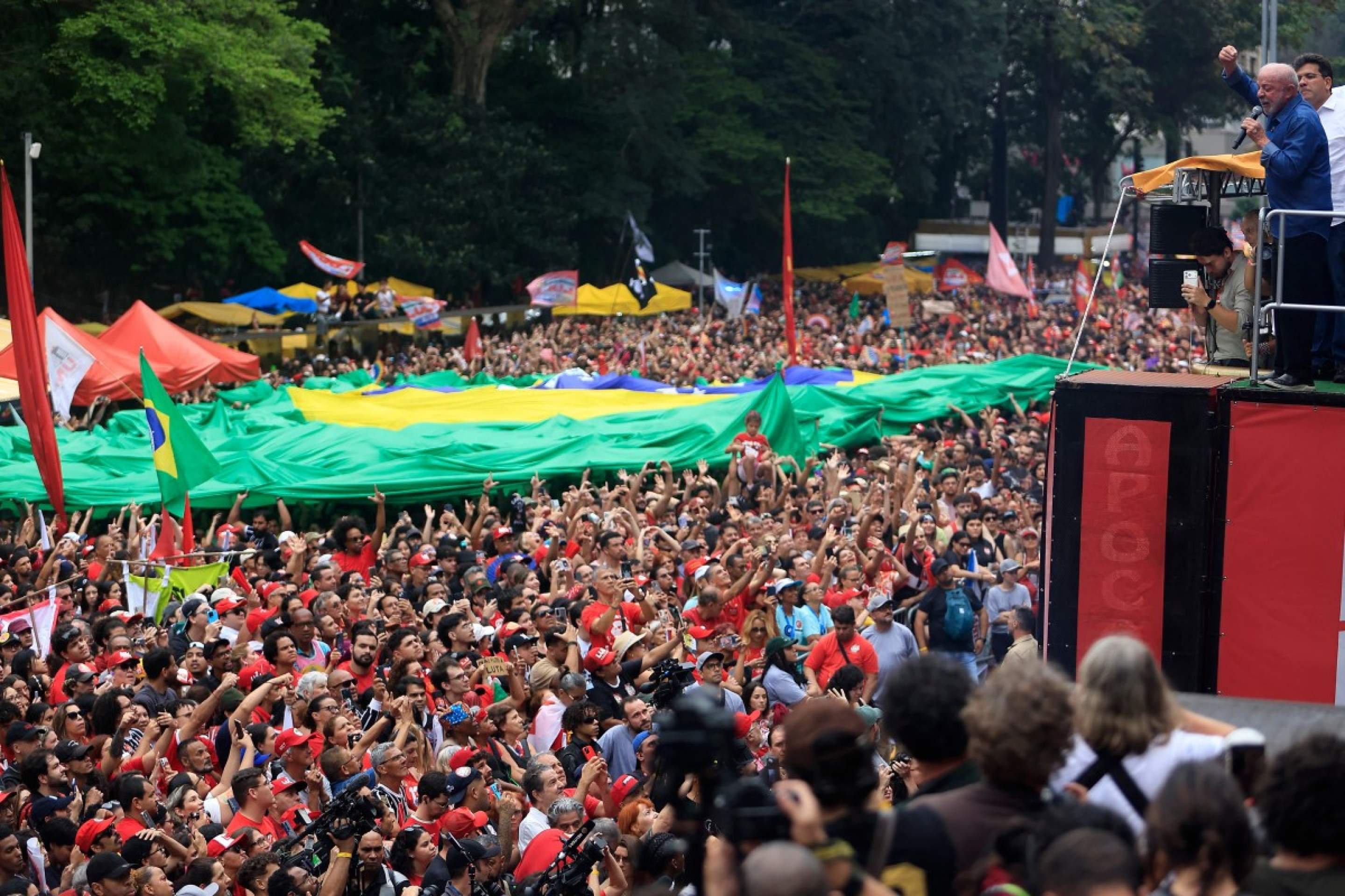 Lula recebe apoio de milhares na Paulista, defende 6x1 e critica decisão do TSE - Foto