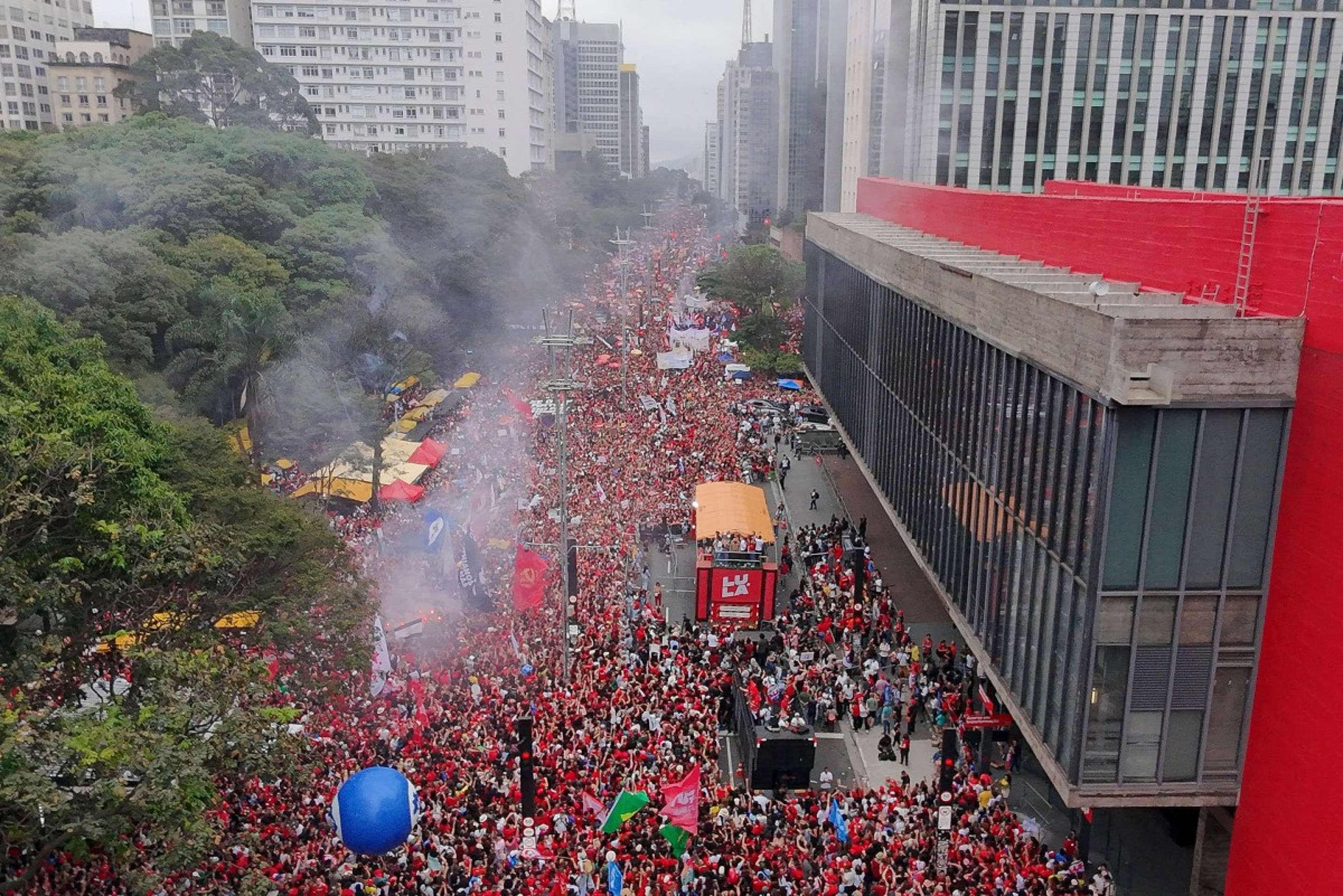  This aerial view shows supporters of Brazils President and presidential candidate Luiz Inacio Lula da Silva of the Workers Party (PT) attending a campaign rally in Sao Paulo, Brazil, on October 11, 2026, ahead of the presidential runoff election. (Photo by Miguel SCHINCARIOL / AFP)       