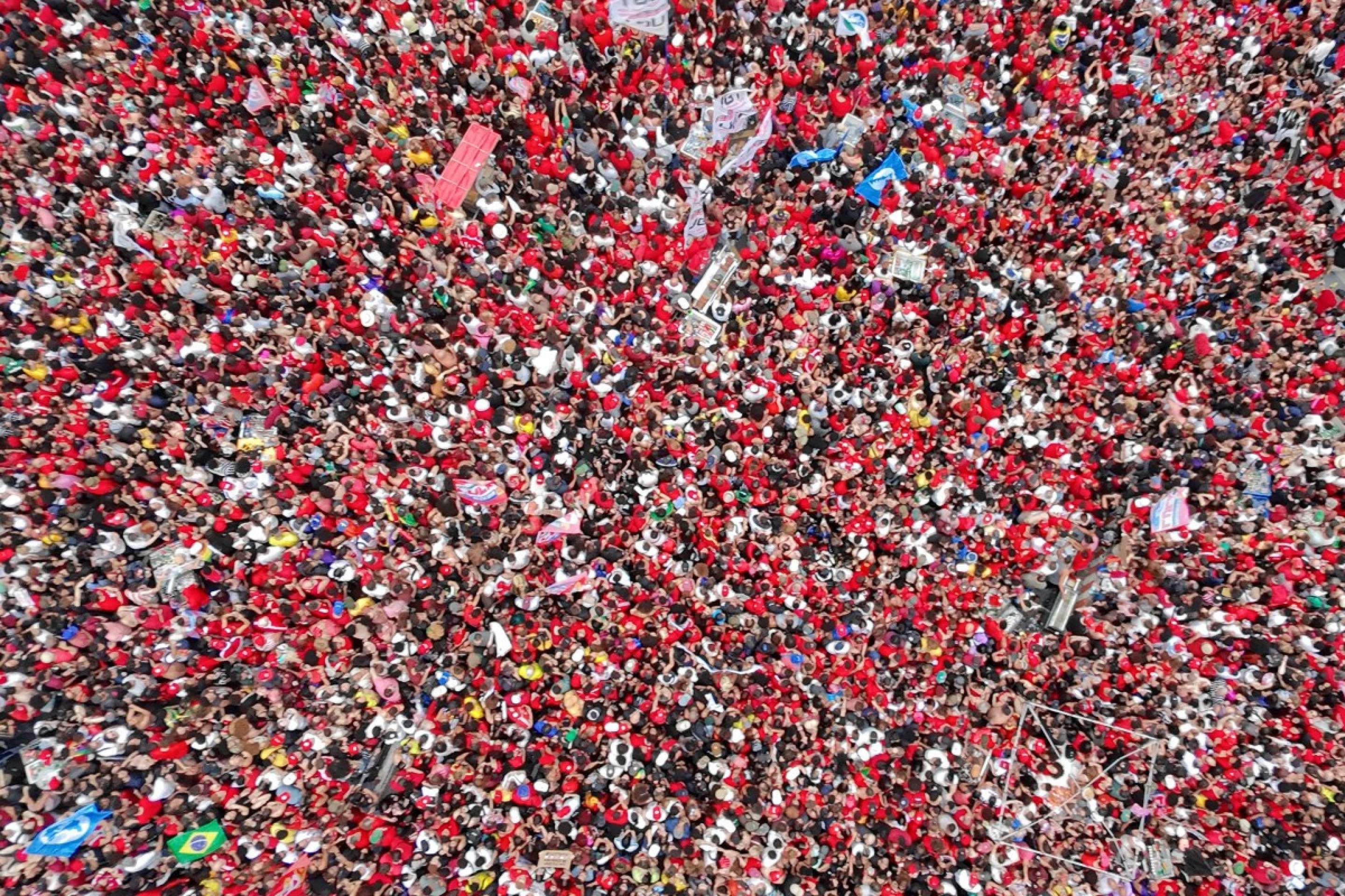  This aerial view shows supporters of Brazils President and presidential candidate Luiz Inacio Lula da Silva of the Workers Party (PT) attending a campaign rally in Sao Paulo, Brazil, on October 11, 2026, ahead of the presidential runoff election. (Photo by Miguel SCHINCARIOL / AFP)       