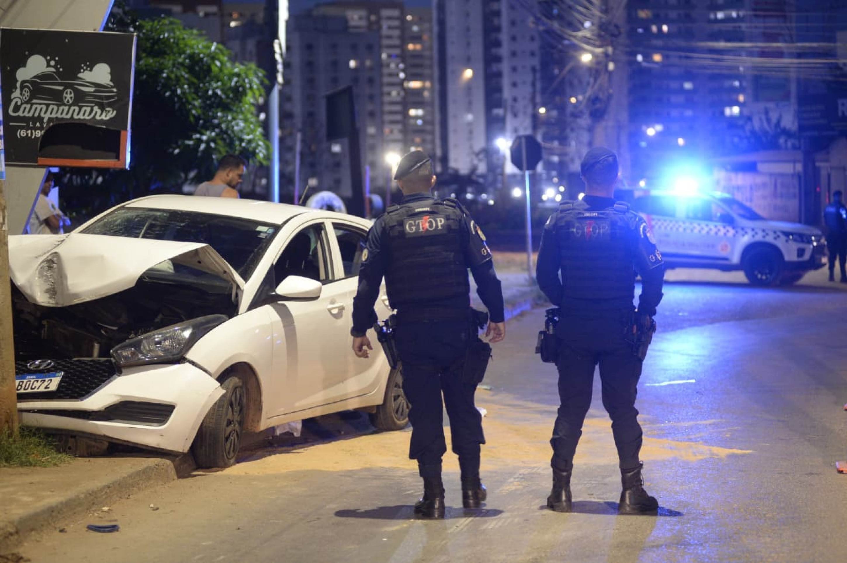 Colis&atilde;o de carro contra poste deixa quatro pessoas feridas