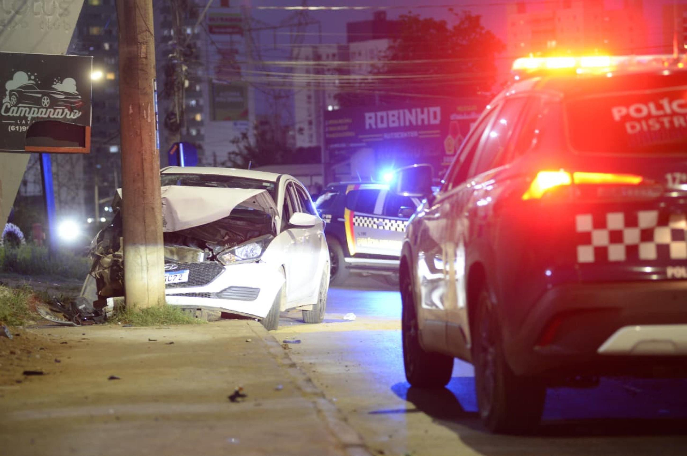 Colis&atilde;o de carro contra poste deixa quatro pessoas feridas