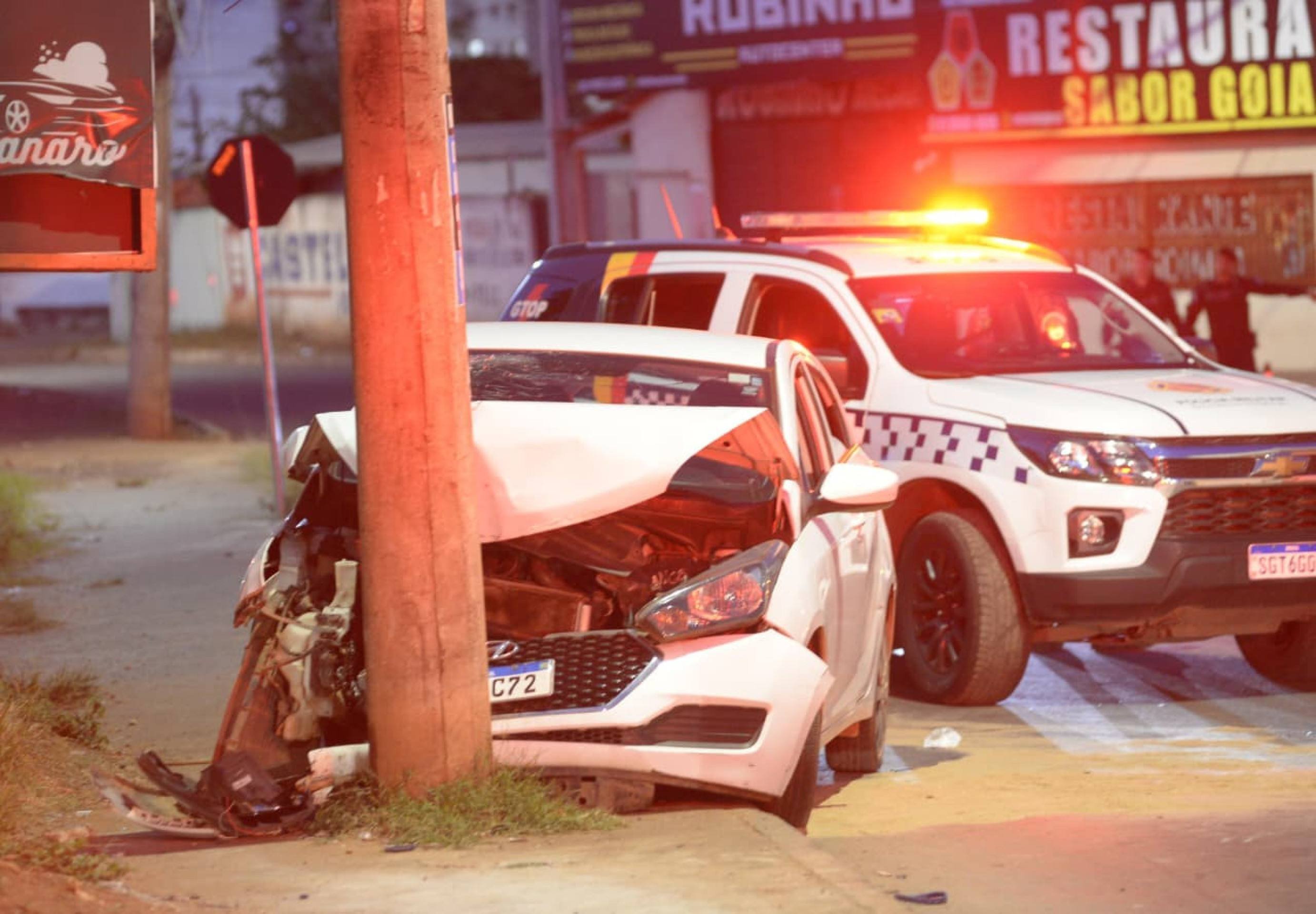 Colis&atilde;o de carro contra poste deixa quatro pessoas feridas