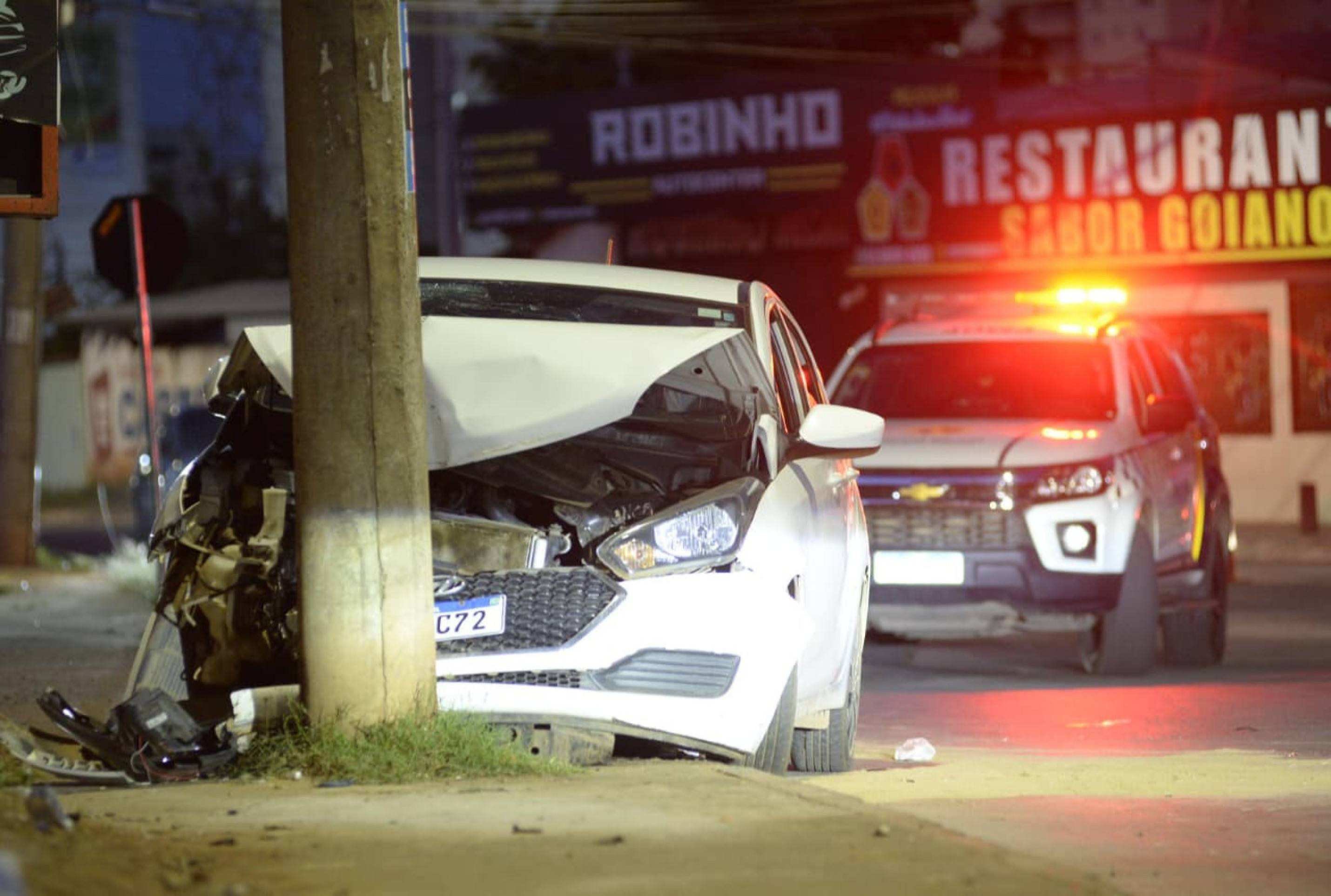 Motorista supostamente embriagado causa colisão com poste; quatro ficam feridos