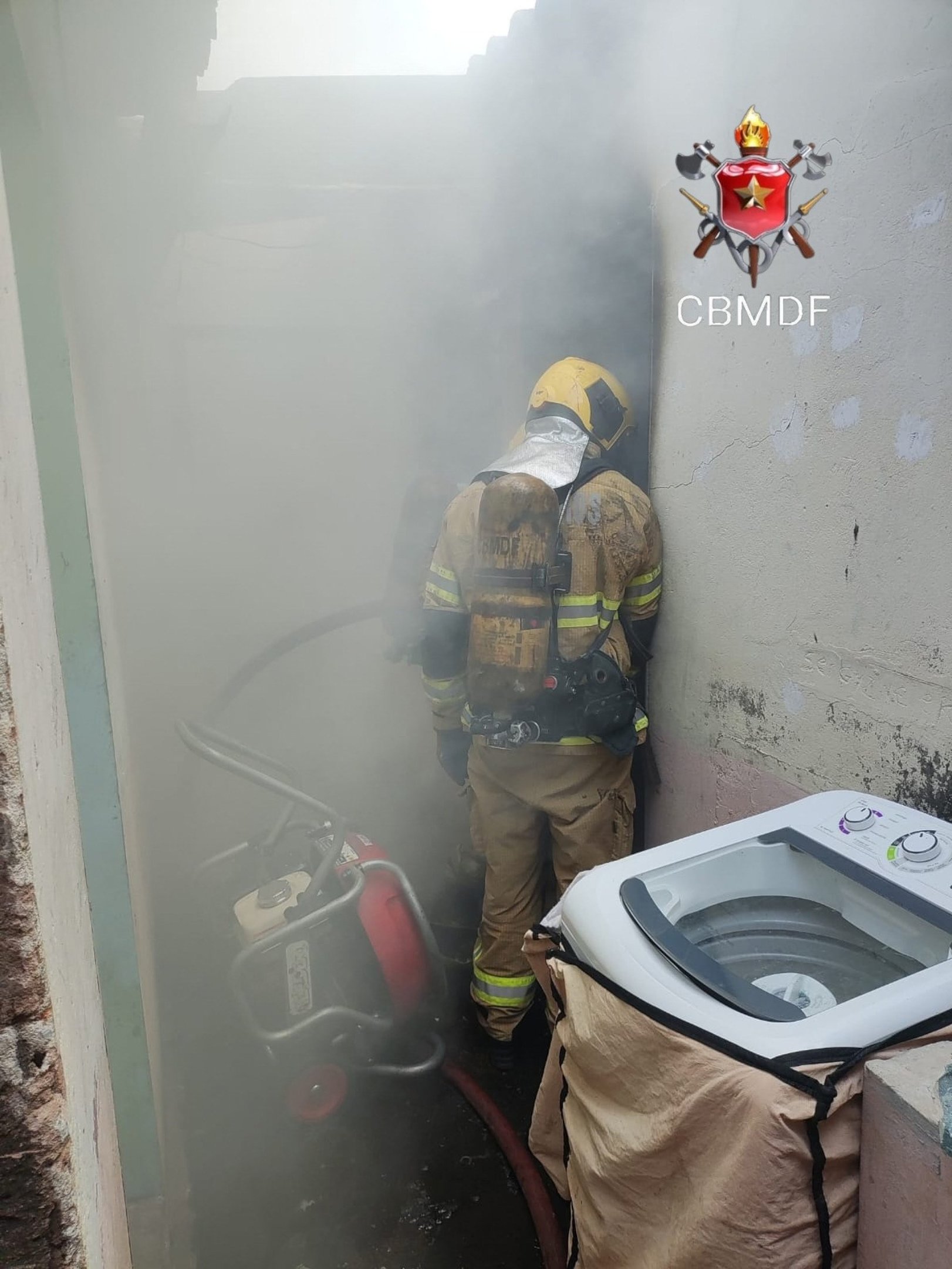 Inc&ecirc;ndio atingiu um im&oacute;vel localizado aos fundos do lote