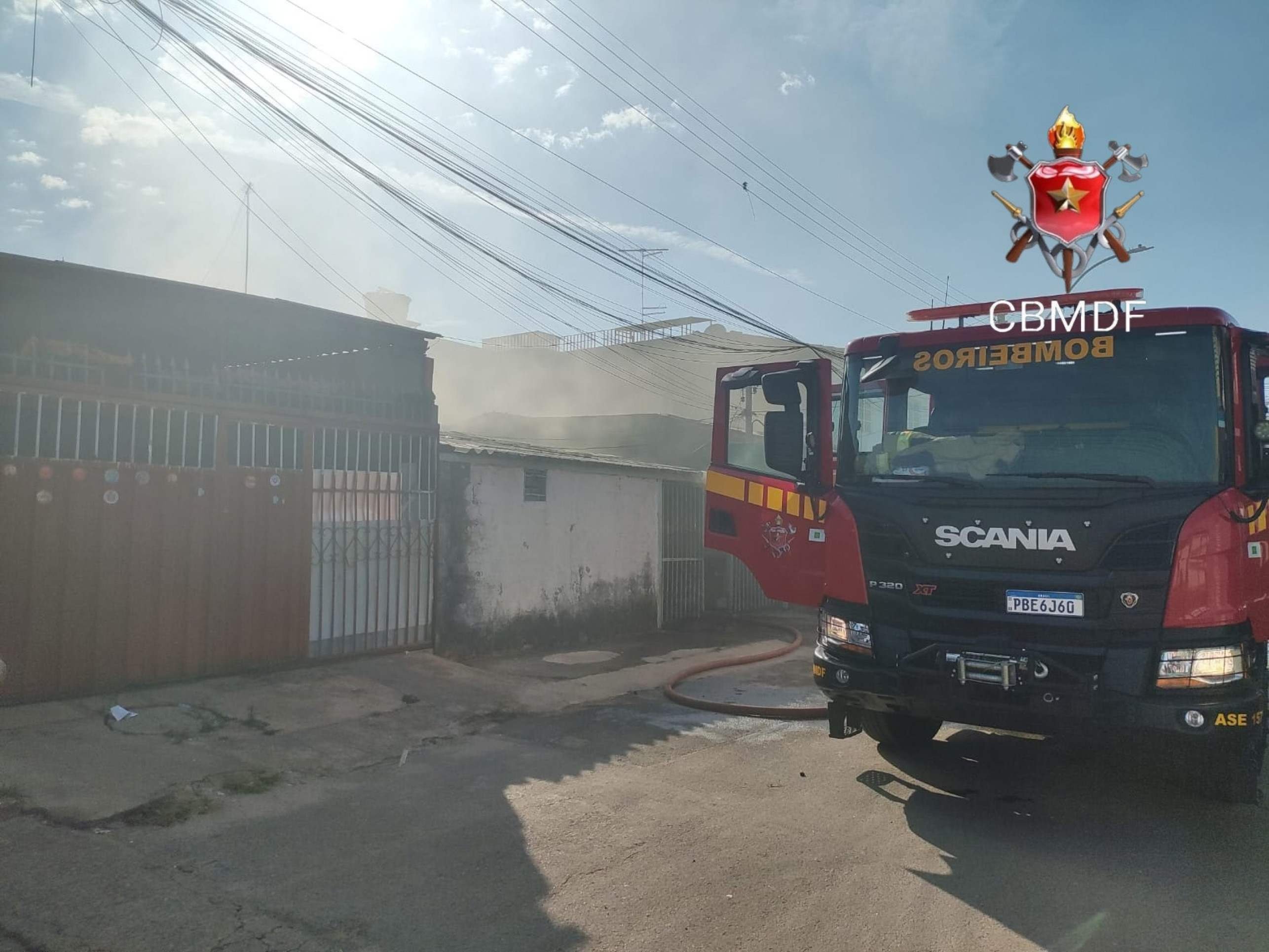 Inc&ecirc;ndio atingiu um im&oacute;vel localizado aos fundos do lote