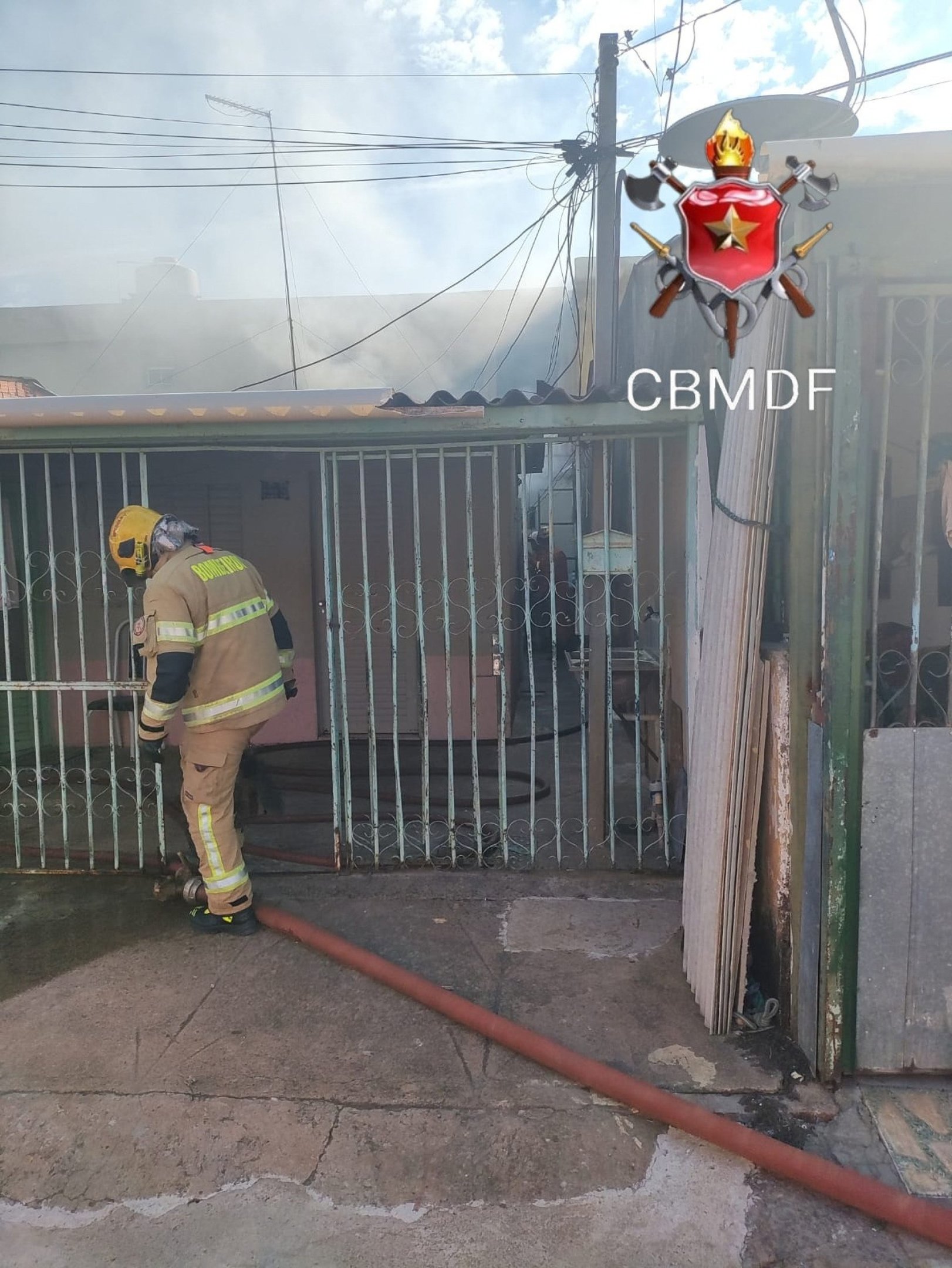 Inc&ecirc;ndio atingiu um im&oacute;vel localizado aos fundos do lote