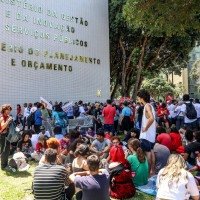 O que Flávio Bolsonaro e Lula propõem sobre o funcionalismo público  -  (crédito: EPA/Shutterstock)