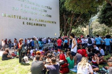 O que Flávio Bolsonaro e Lula propõem sobre o funcionalismo público  -  (crédito: EPA/Shutterstock)
