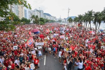  Rio de Janeiro (RJ), 12/10/2026 ... Ato em apoio ao presidente Luiz In..cio Lula da Silva, que .. candidato .. reelei....o, re..ne apoiadores em Copacabana, na zona sul do Rio de Janeiro. Foto: Tomaz Silva/Ag..ncia Brasil
     -  (crédito:  Tomaz Silva/Agência Brasil)