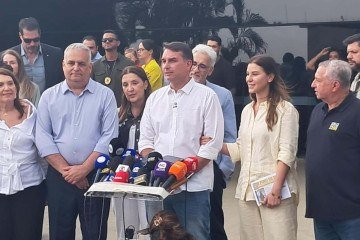 O senador Fl&aacute;vio Bolsonaro (PL), candidato &agrave; Presid&ecirc;ncia da Rep&uacute;blica, participou nesta segunda-feira (12/10) de uma celebra&ccedil;&atilde;o em homenagem a Nossa Senhora Aparecida, na Catedral de Bras&iacute;lia -  (crédito: Pedro Jos&eacute; Borges/CB/DA/Press)