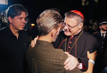 Leandro Grass e cardeal Dom Paulo Cezar se cumprimentam em celebração -  (crédito: Jr Rosa) -Leandro Grass e cardeal Dom Paulo Cezar se cumprimentam em celebração -  (crédito: Jr Rosa)