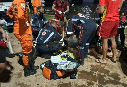 Ao todo, 12 socorristas se revezaram para reanimar a vítima -  (crédito: Divulgação/CBMDF) -Ao todo, 12 socorristas se revezaram para reanimar a vítima -  (crédito: Divulgação/CBMDF)