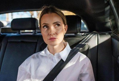 Lola Baird percebeu que se sentia mal tanto em táxis elétricos quanto no carro do namorado. 