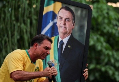 Por que Alexandre de Moraes decidiu autorizar visitas de Flávio a Jair Bolsonaro após 3 meses de proibição -  (crédito: BBC Geral) -Por que Alexandre de Moraes decidiu autorizar visitas de Flávio a Jair Bolsonaro após 3 meses de proibição -  (crédito: BBC Geral)