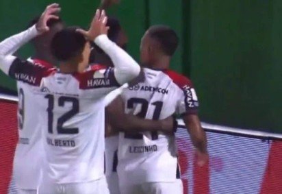 Leozinho marca e coloca o Athletico na frente nesta goleada sobre a Chapecoense -  (crédito: Foto: Reprodução SporTV) -Leozinho marca e coloca o Athletico na frente nesta goleada sobre a Chapecoense -  (crédito: Foto: Reprodução SporTV)