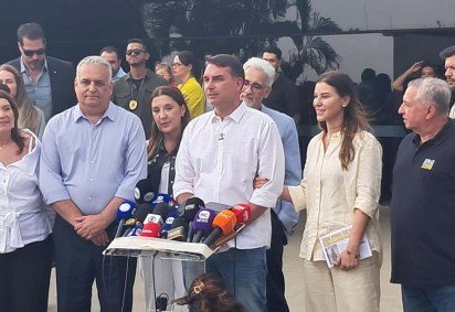 O senador Fl&aacute;vio Bolsonaro (PL), candidato &agrave; Presid&ecirc;ncia da Rep&uacute;blica, participou nesta segunda-feira (12/10) de uma celebra&ccedil;&atilde;o em homenagem a Nossa Senhora Aparecida, na Catedral de Bras&iacute;lia -  (crédito: Pedro Jos&eacute; Borges/CB/DA/Press) -O senador Fl&aacute;vio Bolsonaro (PL), candidato &agrave; Presid&ecirc;ncia da Rep&uacute;blica, participou nesta segunda-feira (12/10) de uma celebra&ccedil;&atilde;o em homenagem a Nossa Senhora Aparecida, na Catedral de Bras&iacute;lia -  (crédito: Pedro Jos&eacute; Borges/CB/DA/Press)