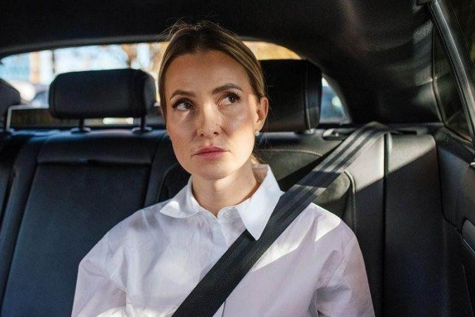 Lola Baird percebeu que se sentia mal tanto em táxis elétricos quanto no carro do namorado. Lola Baird percebeu que se sentia mal tanto em táxis elétricos quanto no carro do namorado.