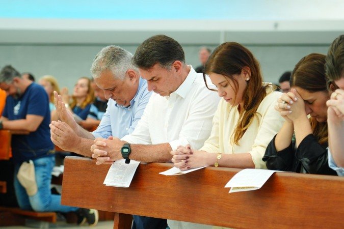  Flavio Bolsonaro rezou na missa das 11h da catedral de Brasilia 