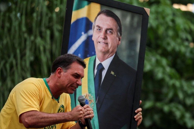 Por que Alexandre de Moraes decidiu autorizar visitas de Flávio a Jair Bolsonaro após 3 meses de proibição - (crédito: BBC Geral) Por que Alexandre de Moraes decidiu autorizar visitas de Flávio a Jair Bolsonaro após 3 meses de proibição - (crédito: BBC Geral)