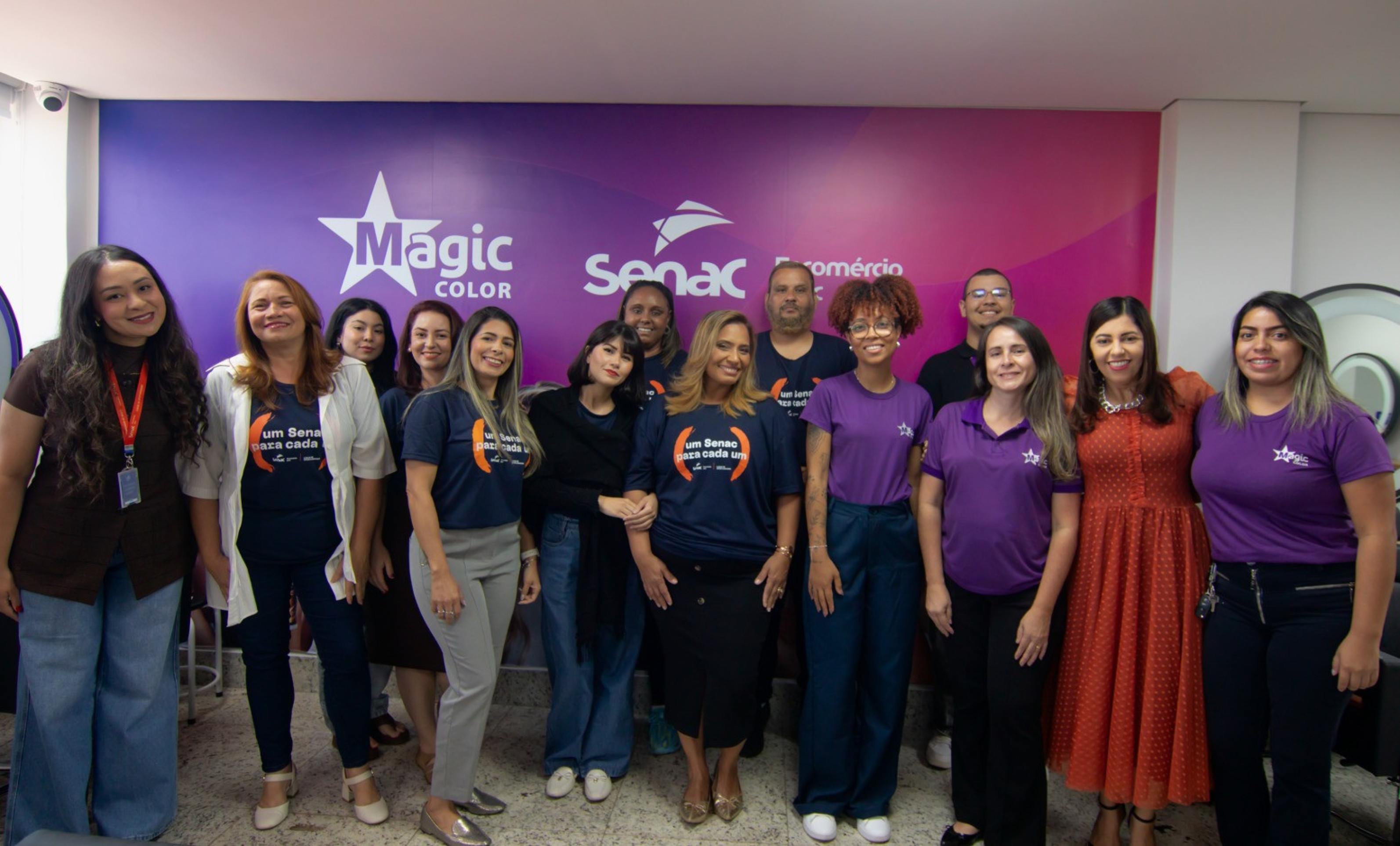 Alunos do curso Técnico em Imagem Pessoal do Senac-DF, da unidade Joaquim Loiola, no Gama, participaram de um treinamento com a Magic Color.