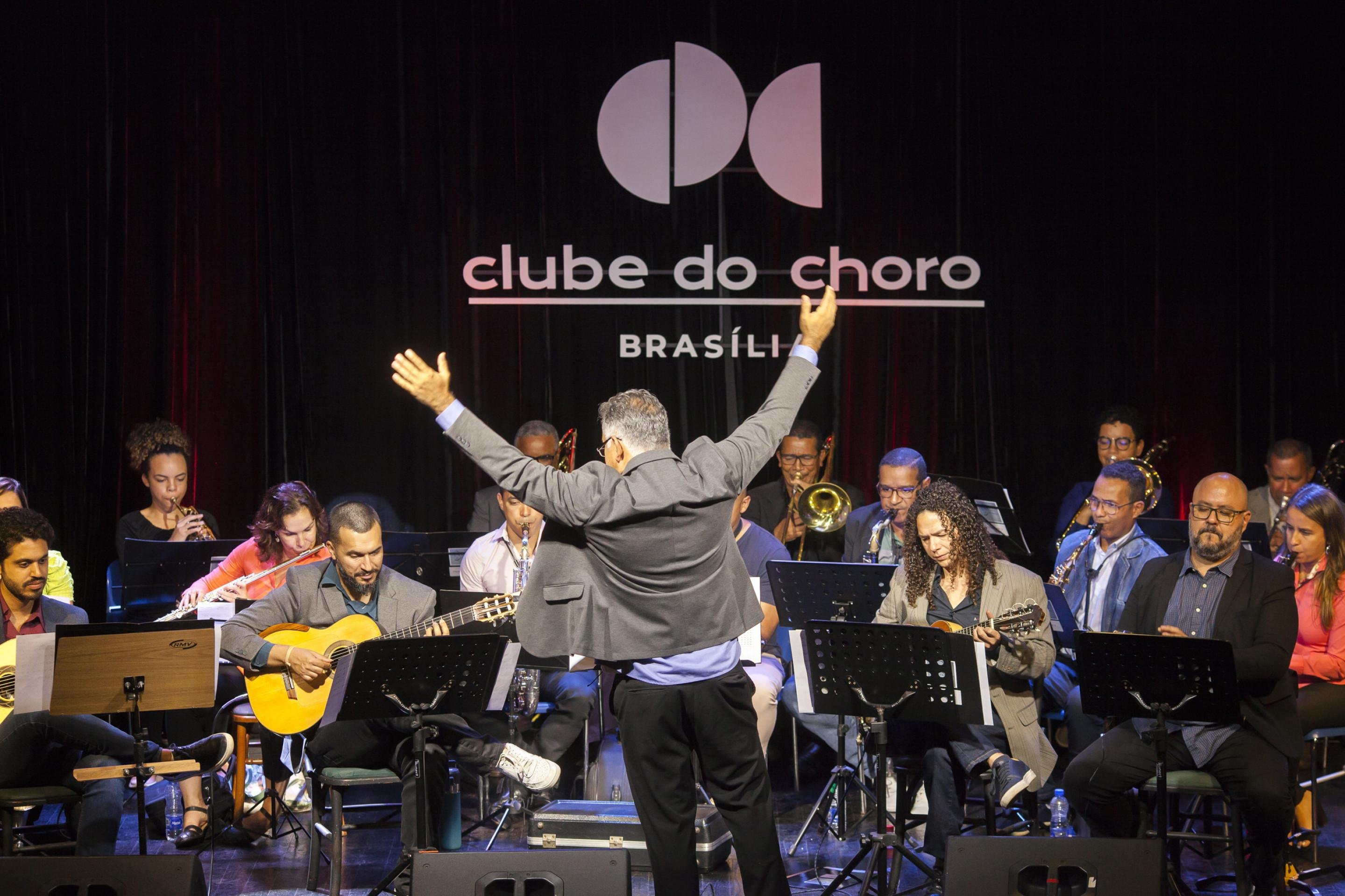 Choro Popular Orquestra leva 30 músicos ao palco do Clube do Choro