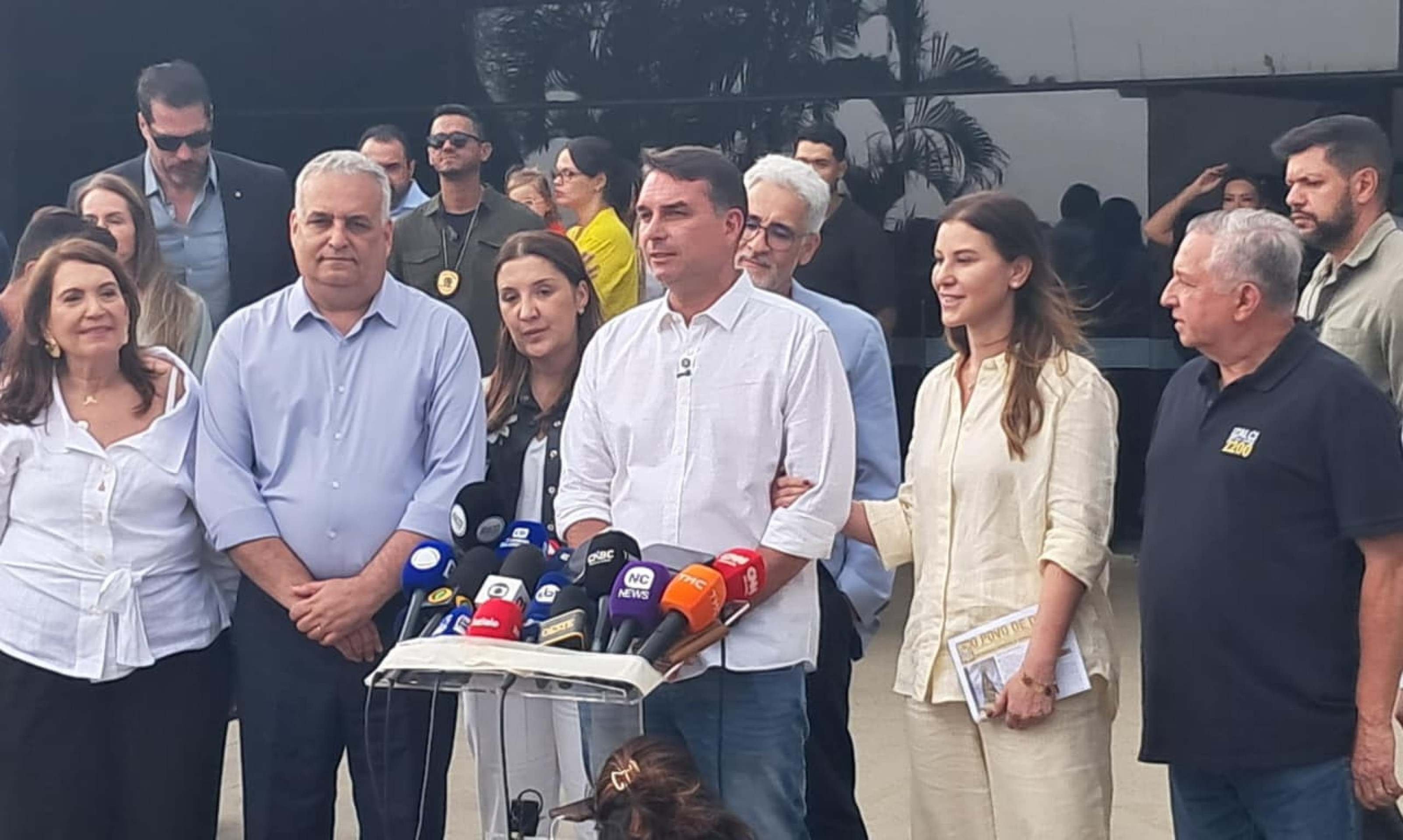 Após STF liberar visitas a Jair Bolsonaro, Flávio diz que restrição foi "sem critério" - Foto