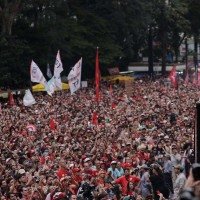 Campanha de Flávio Bolsonaro planeja um novo ato na avenida Paulista em 18 de outubro -  (crédito: ANTONIO LACERDA/EPA/Shutterstock)
