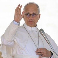 Antes de passar pela cirurgia, o papa Leão 14 cumprimentou uma multidão no Hospital Gemelli, em Roma -  (crédito: Vatican Media)