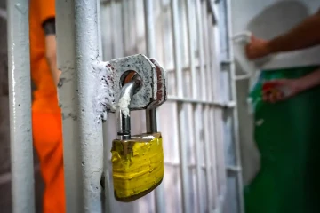 Decreto prevê bloqueio de celular em presídio sem necessidade de autorização judicial
- (crédito: Agência Brasil) Decreto prevê bloqueio de celular em presídio sem necessidade de autorização judicial
- (crédito: Agência Brasil)
