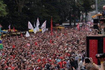 Campanha de Flávio Bolsonaro planeja um novo ato na avenida Paulista em 18 de outubro - (crédito: ANTONIO LACERDA/EPA/Shutterstock) Campanha de Flávio Bolsonaro planeja um novo ato na avenida Paulista em 18 de outubro - (crédito: ANTONIO LACERDA/EPA/Shutterstock)